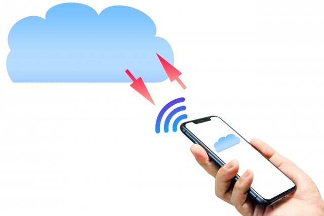 雲のマークとスマートフォンが通信をしているクラウドサービスのイメージイラスト